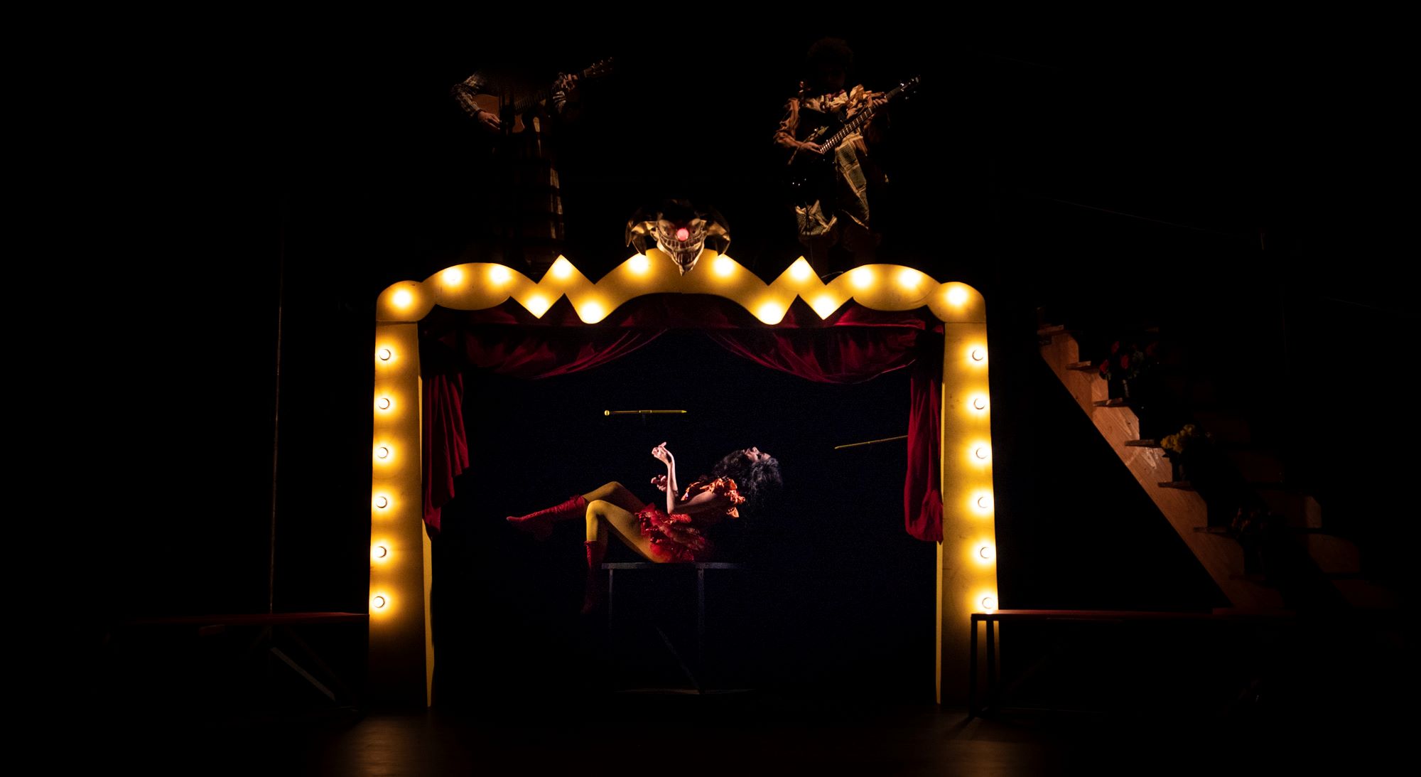 Photo de la femme à barbe en train de faire un tour de magie.