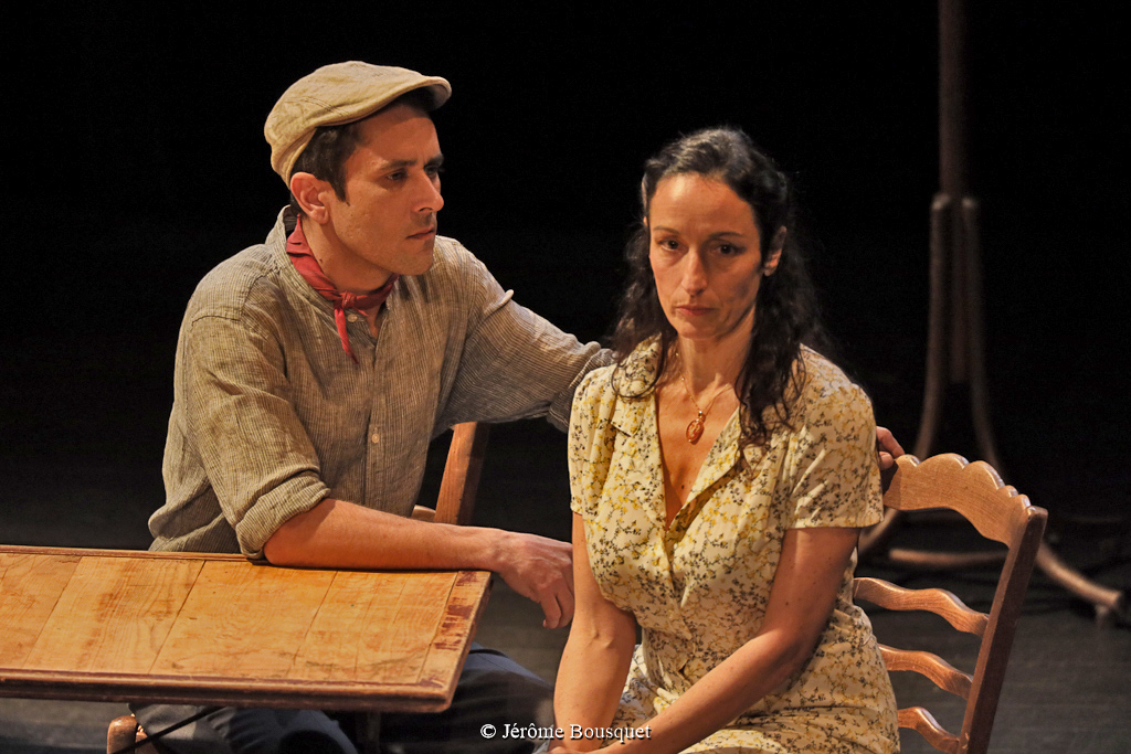 photo du spectacle un soir au bar de la marine, scène entre marius et fanny, quand marius explique à fanny son envie de partir sur la mer.