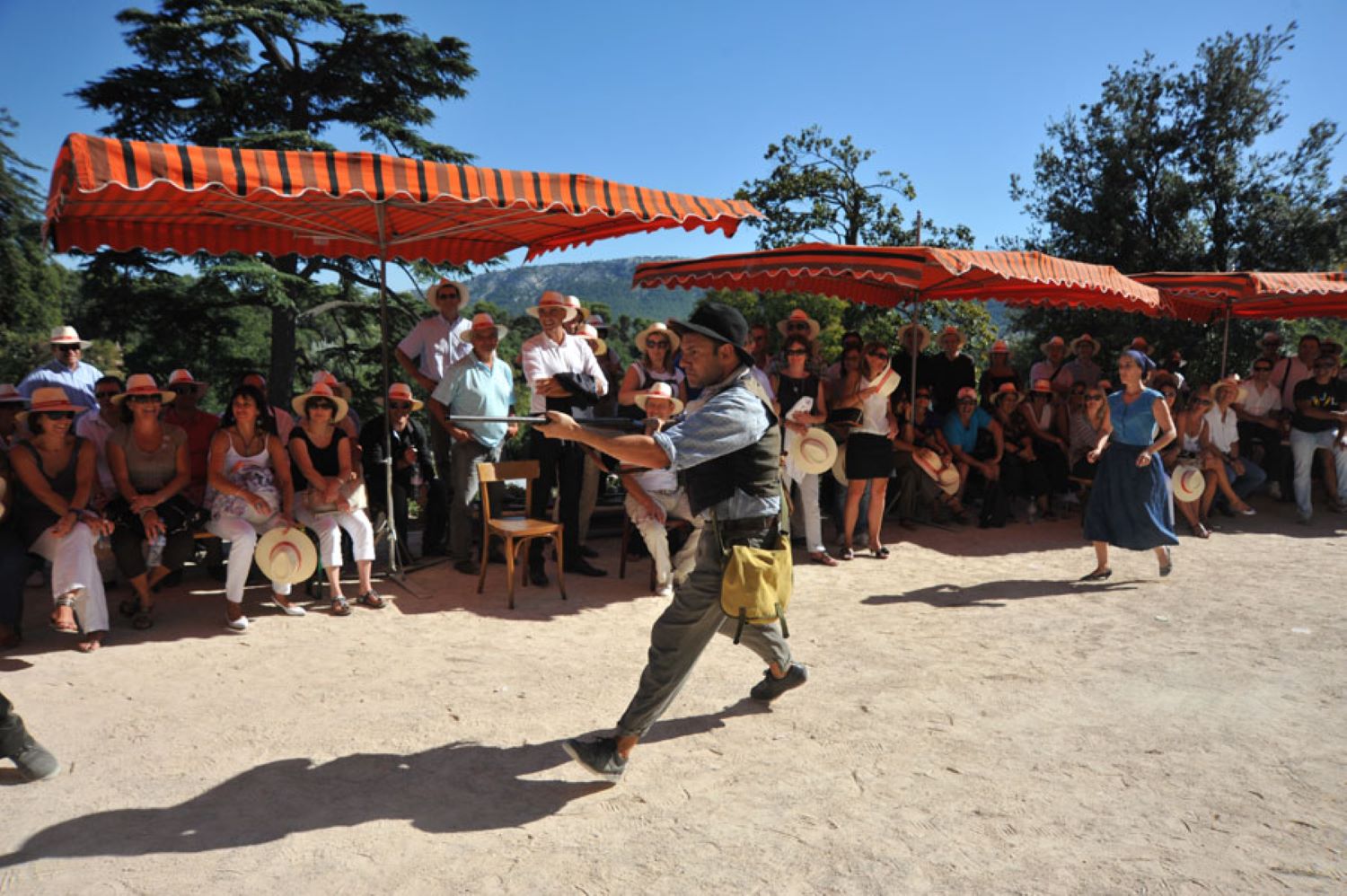 photo de comediens en jeu devant le chateau de la buzine.