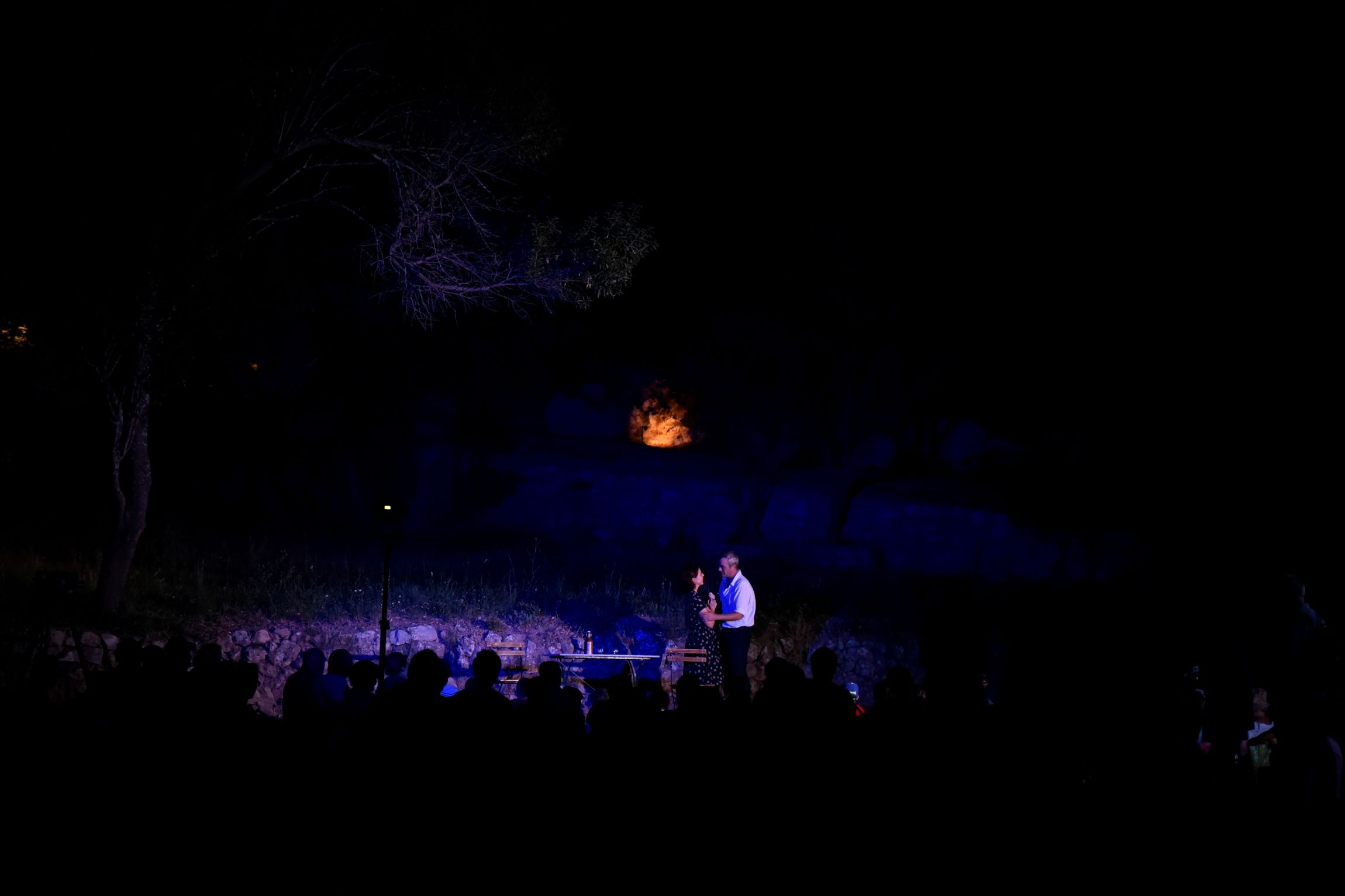Comédiens en jeu dans la nuit scène de fanny et marius