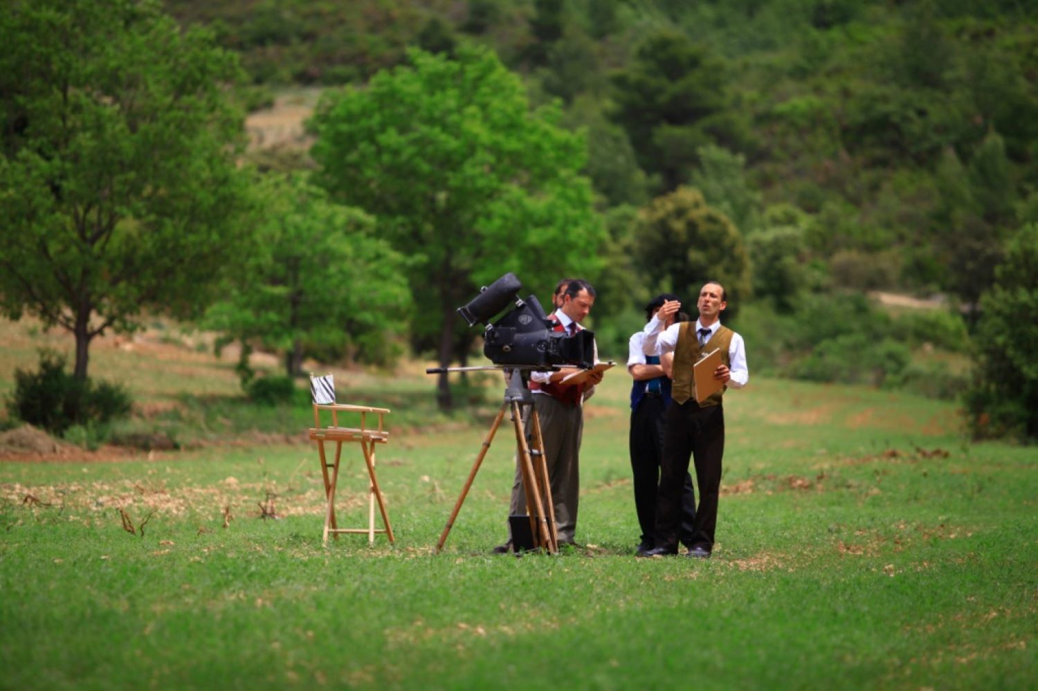 Photo de comediens avec une camera dans un champs